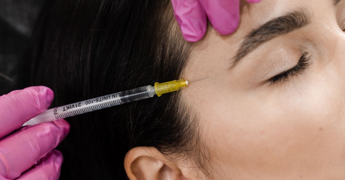 Una donna fa la biorivitalizzazione al contorno occhi.