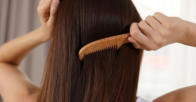 donna si pettina i capelli mori