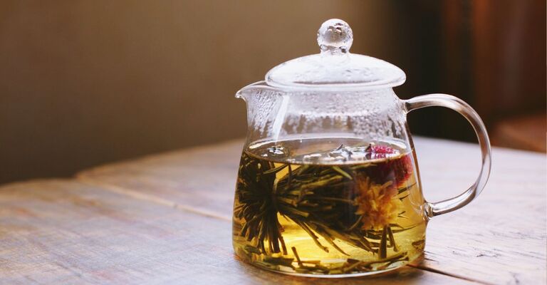 brocca trasparente con tisana