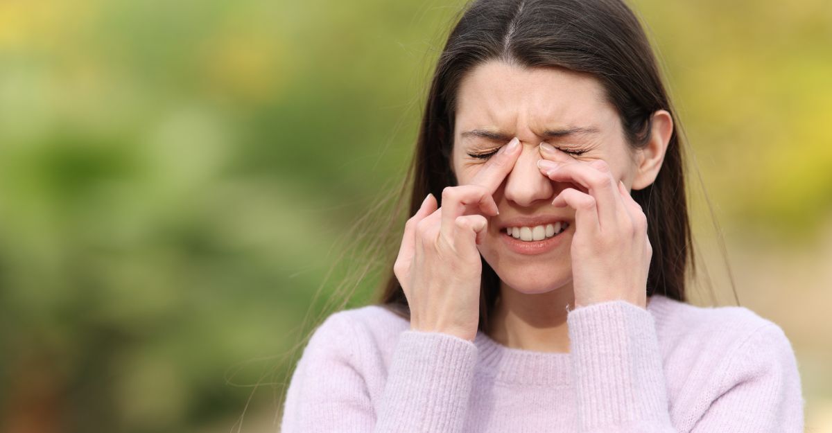 Una donna con secchezza oculare.