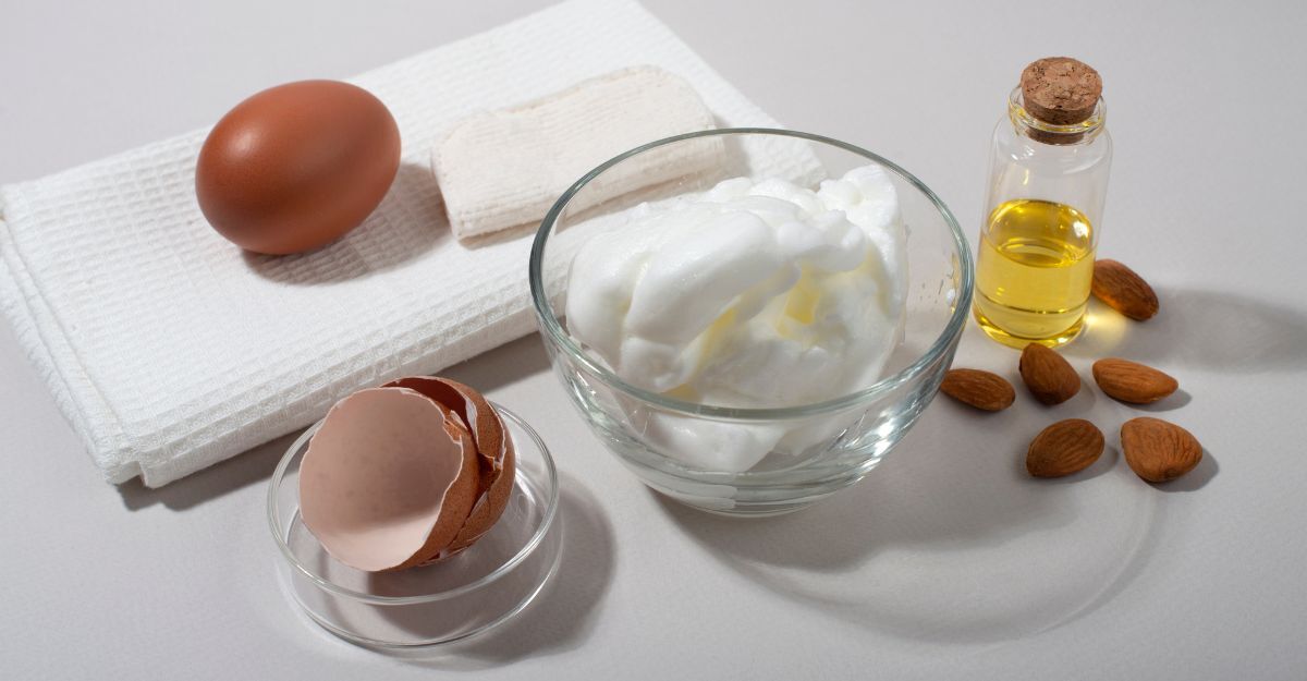 Asciugamani e ingredienti come mandorle e olio.