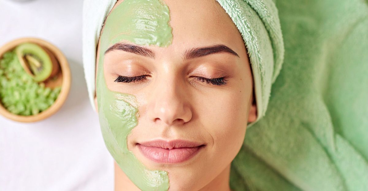 Una donna con una maschera naturale per punti neri.