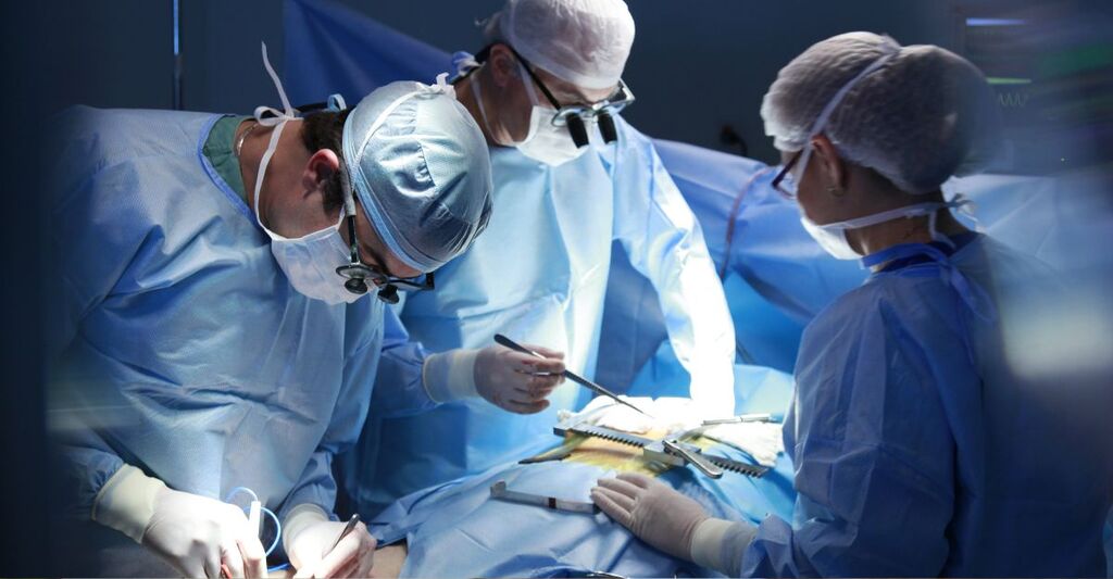 Alcuni chirurghi a lavoro in una sala operatoria.