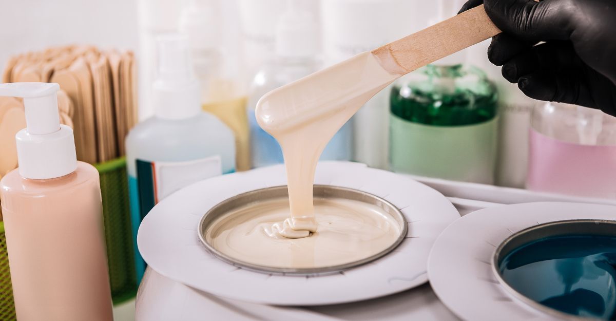 Un'estetista miscela la crema depilatoria.