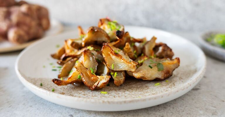 Un piatto di spicchi di topinambur arrostiti alla perfezione