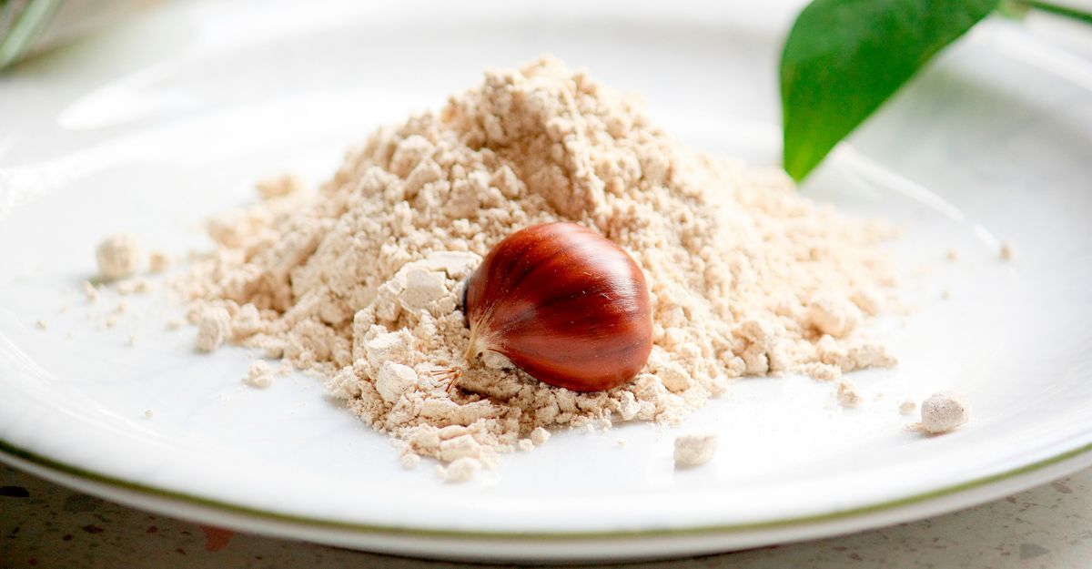 Un piatto con sopra della farina di castagne e una castagna.