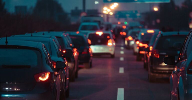 auto nel traffico notturno