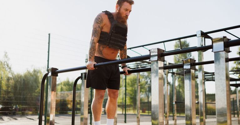 uomo si allena con il giubotto zavorrato