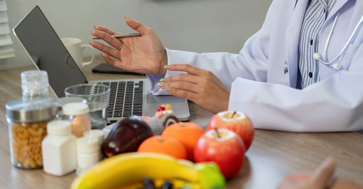 scrivania di una nutrizionista, con pc e frutta