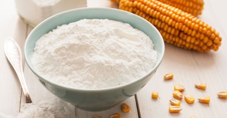 Amido di riso per capelli in una ciotola.