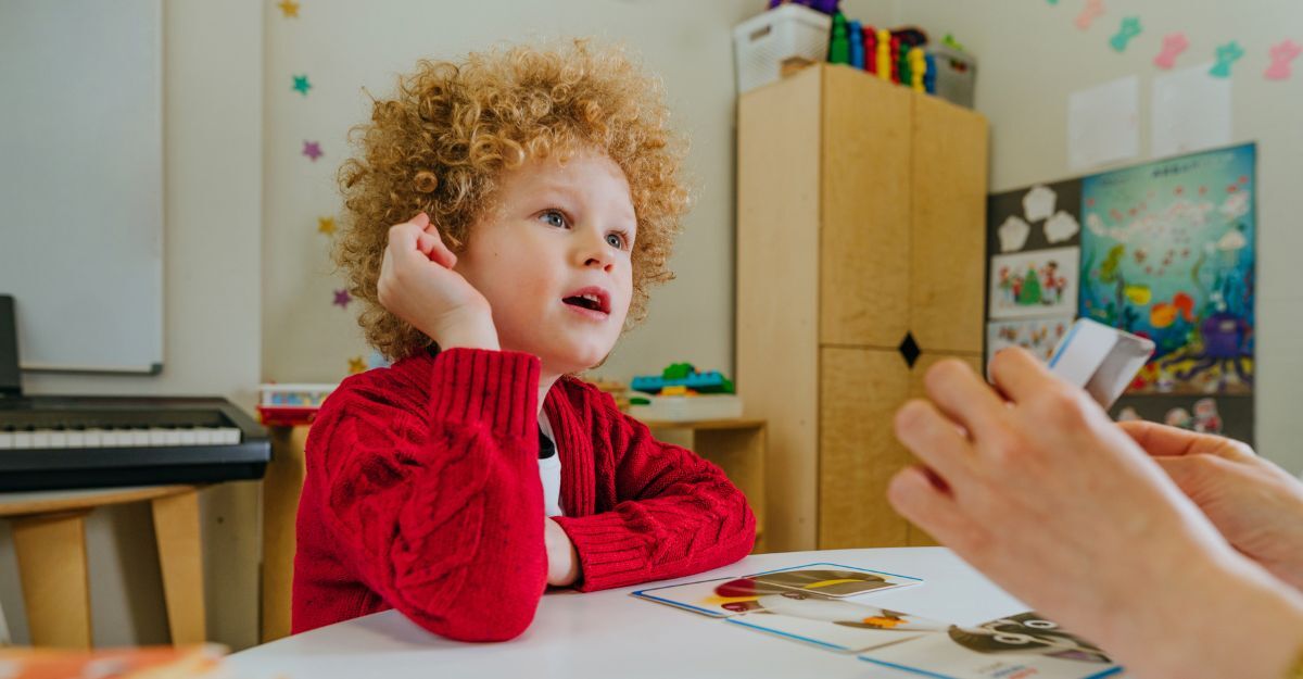 L'insegnante stende il puzzle davanti al bambino