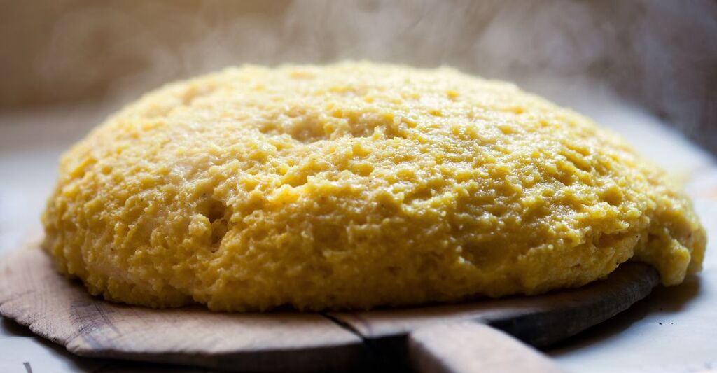 Un piatto di polenta.