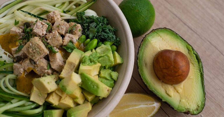 frutto di avocado e ricetta con cubetti di avocado