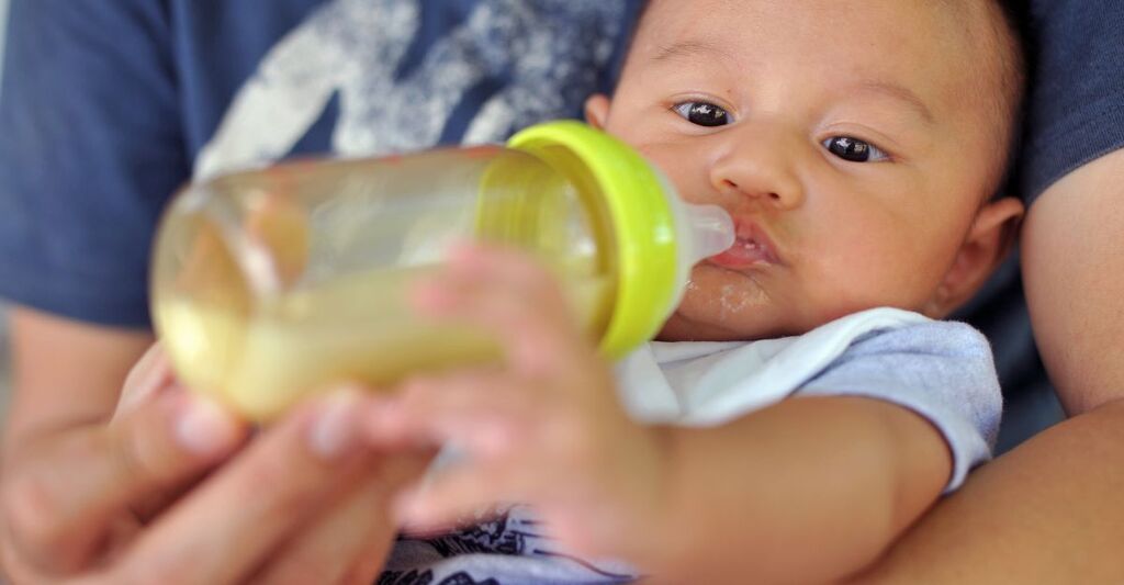 Un neonato che rifiuta il biberon.