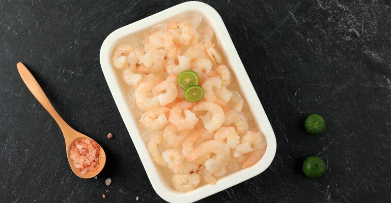 Gamberi sgusciati in una ciotola.