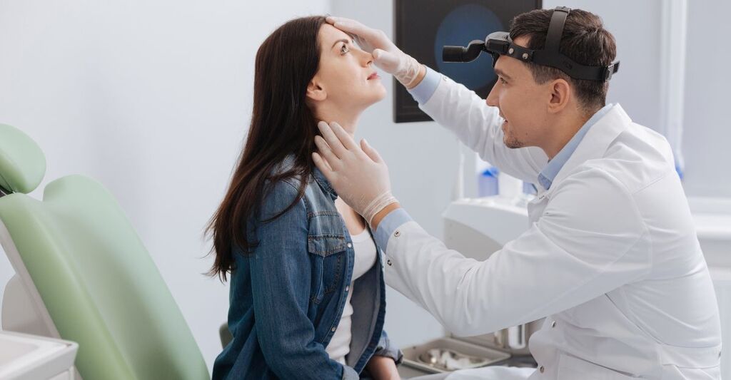 medico visita naso paziente