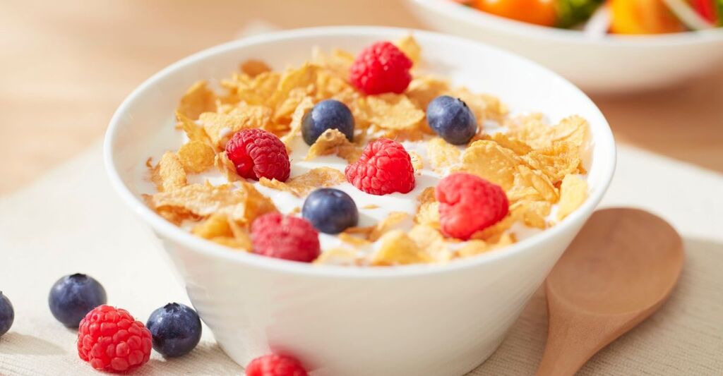 Una ciotola di cereali per dieta con frutti di bosco.