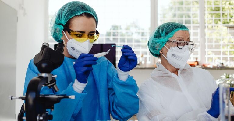 Il vaccino anti-Covid a mRNA può potenziare le cure contro il cancro Due ricercatrici analizzano dei campioni per il cancro.