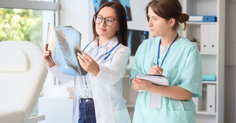 Mesotelioma pleurico aspettative di vita e nuove prospettive da conoscere dottoressa e infermiera guardano radiografia toracica