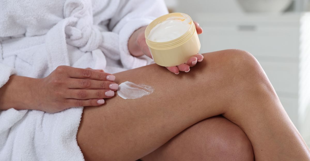 Una donna in gravidanza mette la crema anticellulite sulle gambe.