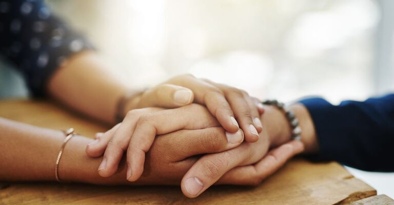 Quando ascoltare diventa cura il valore nascosto dell’empatia 2 mani di persone diverse si stringono