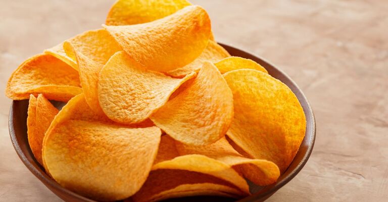 Cibi ultra-processati possono indurre a mangiare troppo Delle patatine