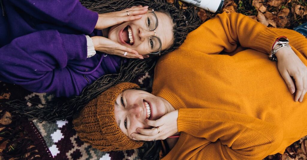 amiche sdraiate sul prato