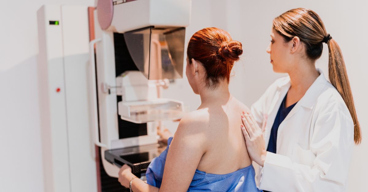 Prevenzione del tumore al seno dottoressa spiega esegue su paziente mammografia