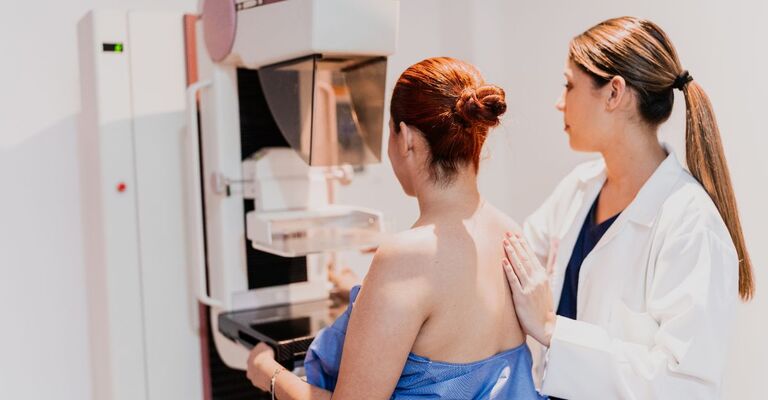 Prevenzione del tumore al seno dottoressa spiega esegue su paziente mammografia