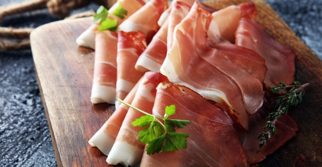 Prosciutto crudo su un tagliere.