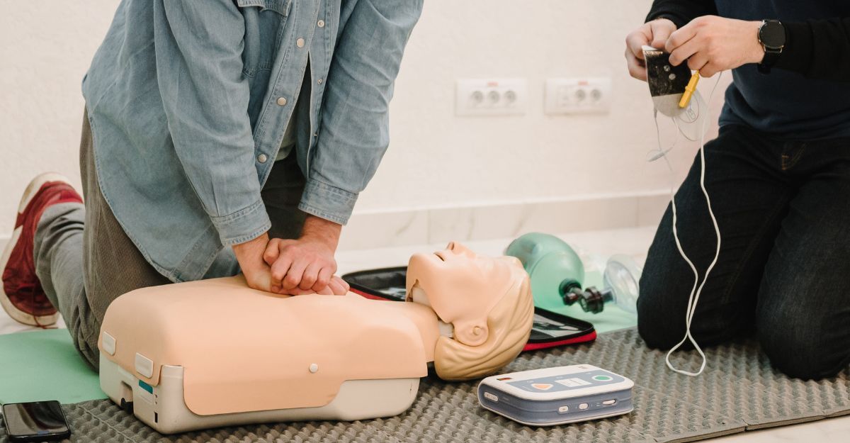 2 persone si esercitano su un manichino per simulazione arresto cardiaco