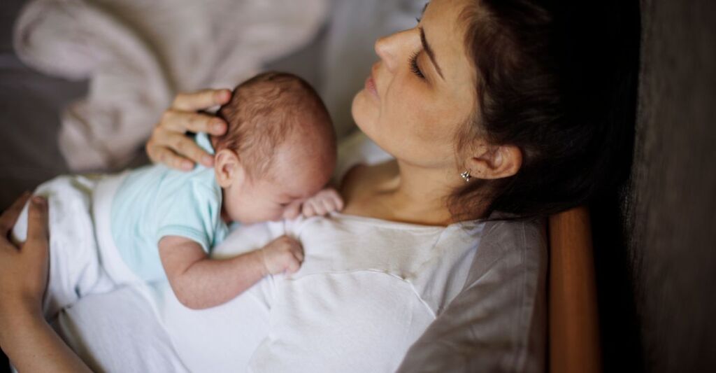 neonato piange in braccio alla mamma