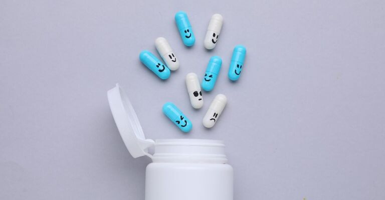 Nuovo studio effetti collaterali farmaci antidepressivi Un flacone di farmaci antidepressivi.