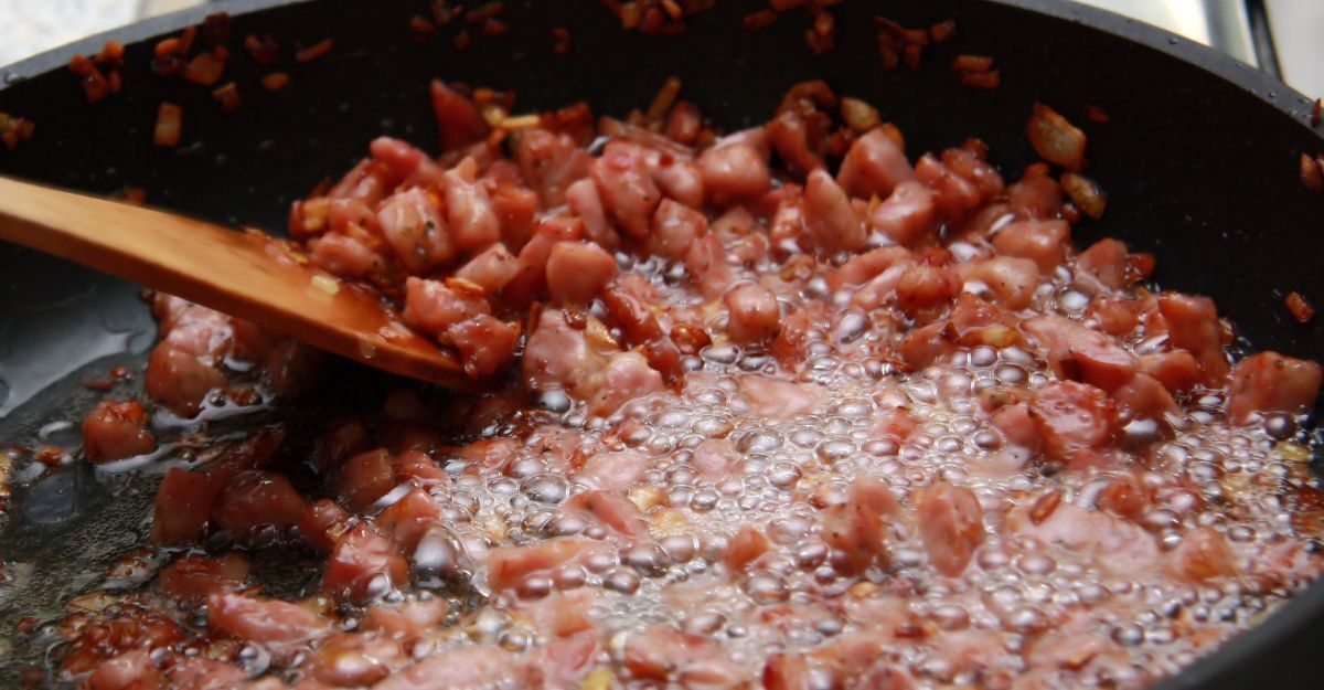 Speck cotto in una padella.