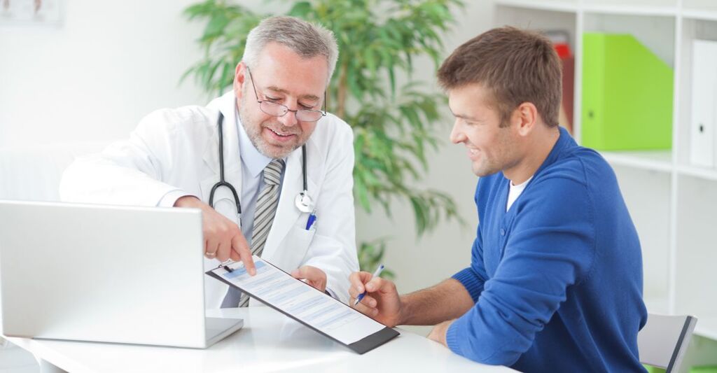 Un uomo parla con un medico