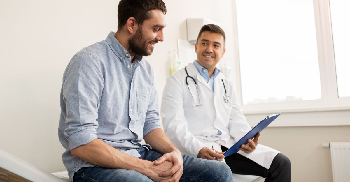 Un uomo parla con un medico