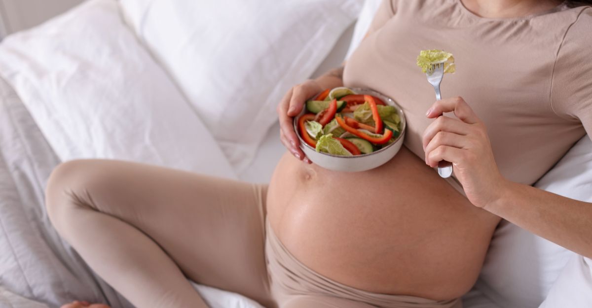 Glicemia alta in gravidanza Donna incinta che mangia sano.