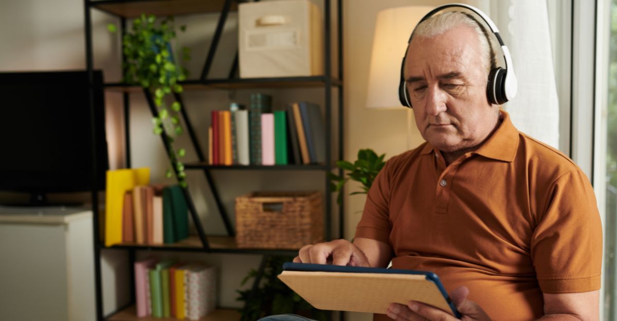 Alzheimer: ascoltare musica ogni giorno abbatte il rischio di demenza Un signore anziano che ascolta la musica