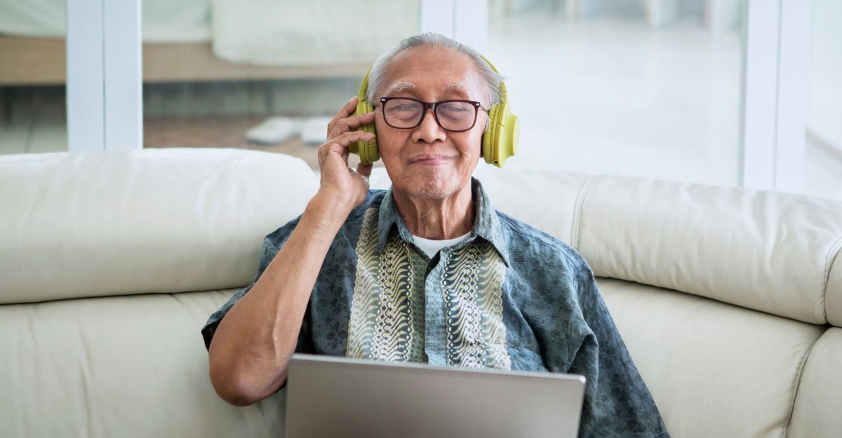 Un signore anziano che ascolta la musica