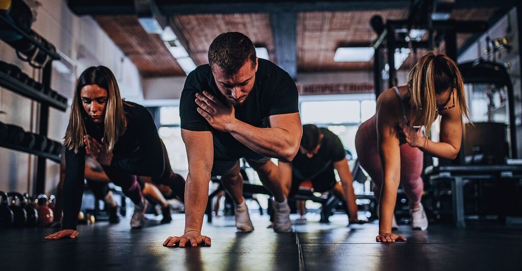 Uomini e donne che praticano attività fisica.