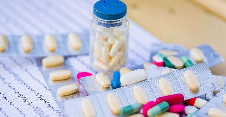 5 cose che (probabilmente) non sai sulle benzodiazepine pasticche sparse sopra un tavolo