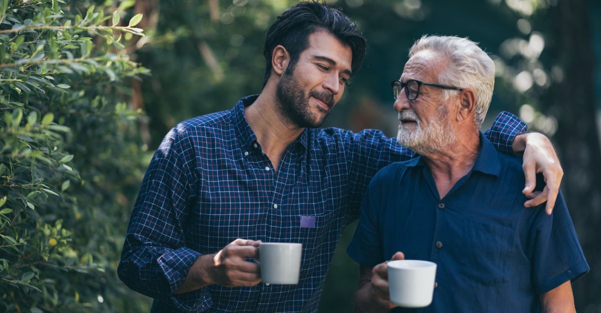 Perché l’ictus riguarda tutti noi Due uomini, probabilmente padre e figlio, bevono una tazza all'aperto.
