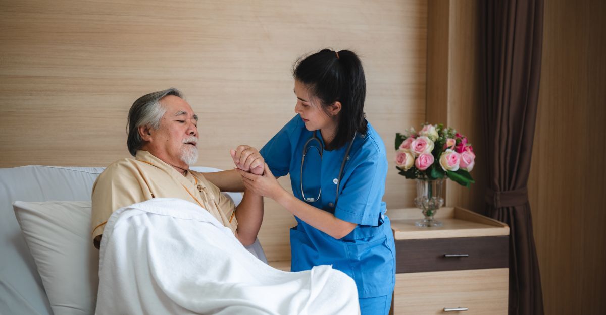 Infermiera assiste uomo anziano in ospedale.