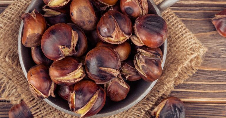 Autunno e colesterolo come le castagne possono influire sui valori lipidici caldarroste in una ciotola