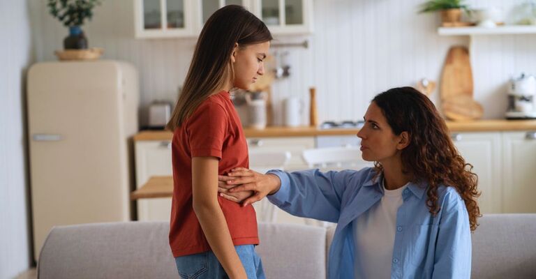 Sintomi dell'appendicite nei bambini: ecco come riconoscerli per evitare complicanze Figlia preadolescente che avverte dolore nella parte inferiore destra dell'addome, bambina malata che racconta alla madre preoccupata di avere fastidio allo stomaco e sintomi di appendicite.