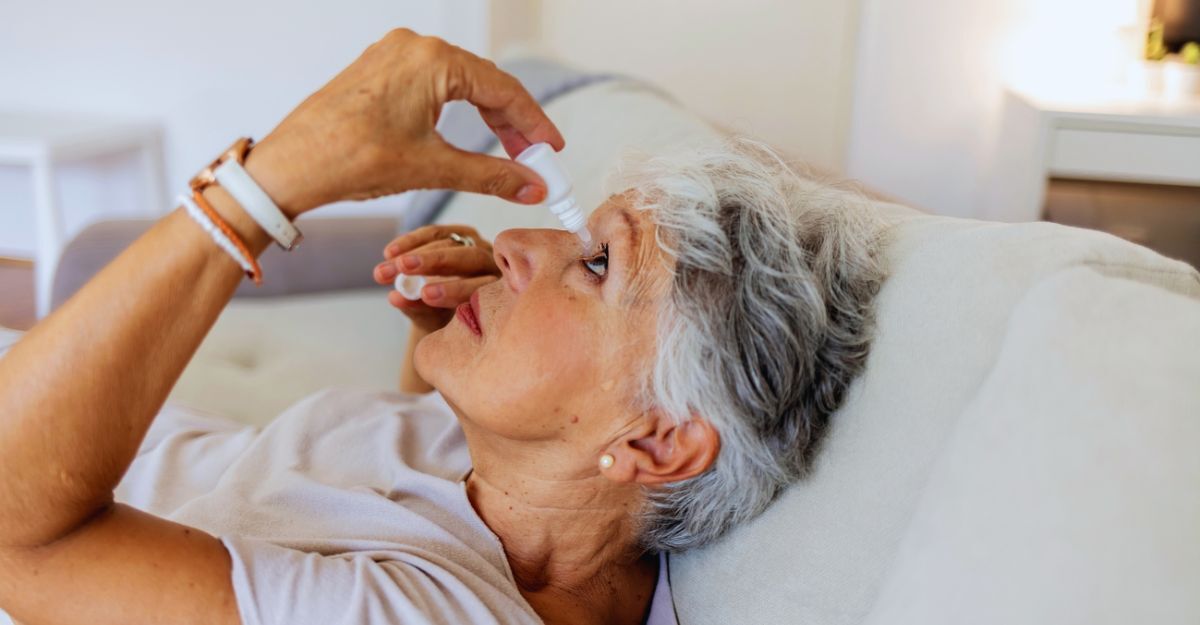Una donna che si mette un collirio