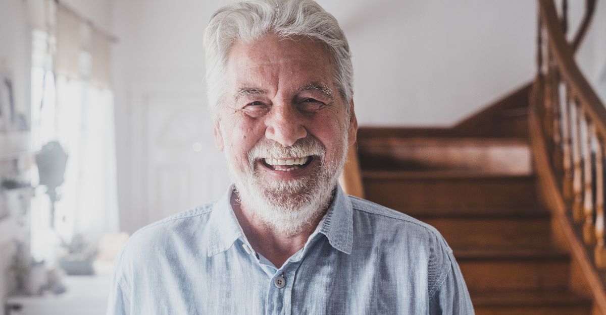 Un signore anziano che sorride con i capelli bianchi