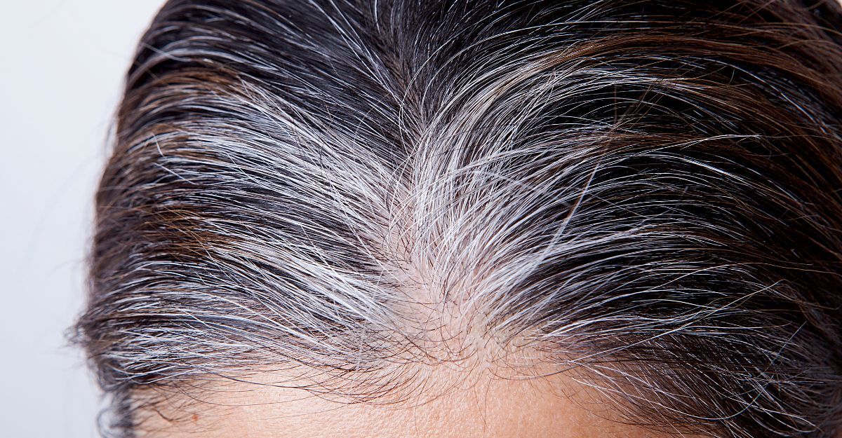 Una signora con dei ciuffi di capelli bianchi