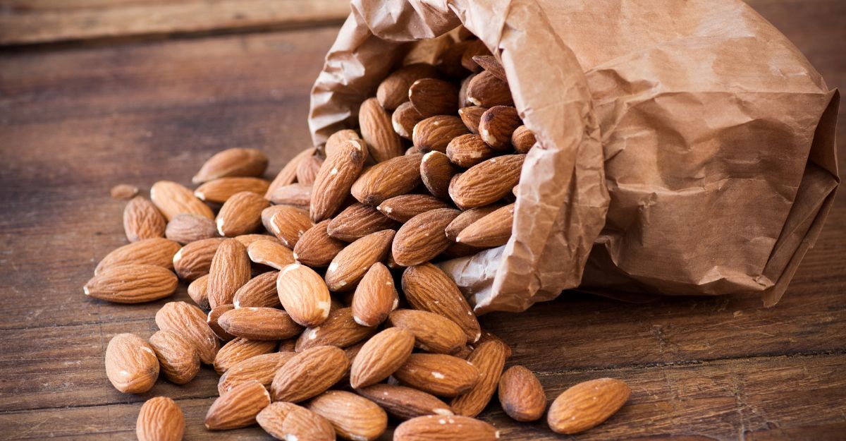 Mandorle sgusciate in un sacchetto di stoffa.