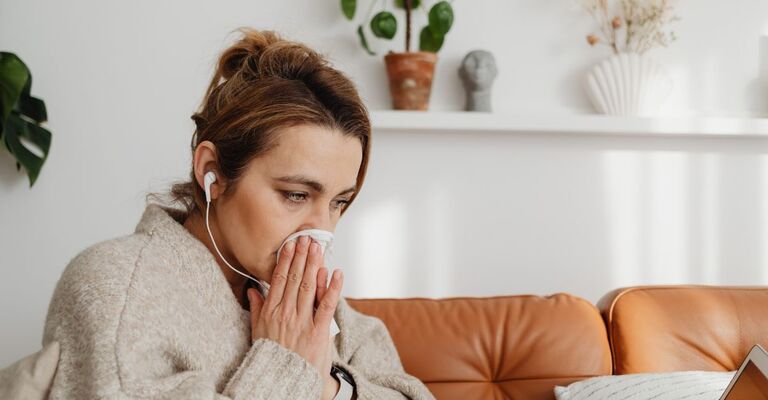 ragazza si soffia il naso